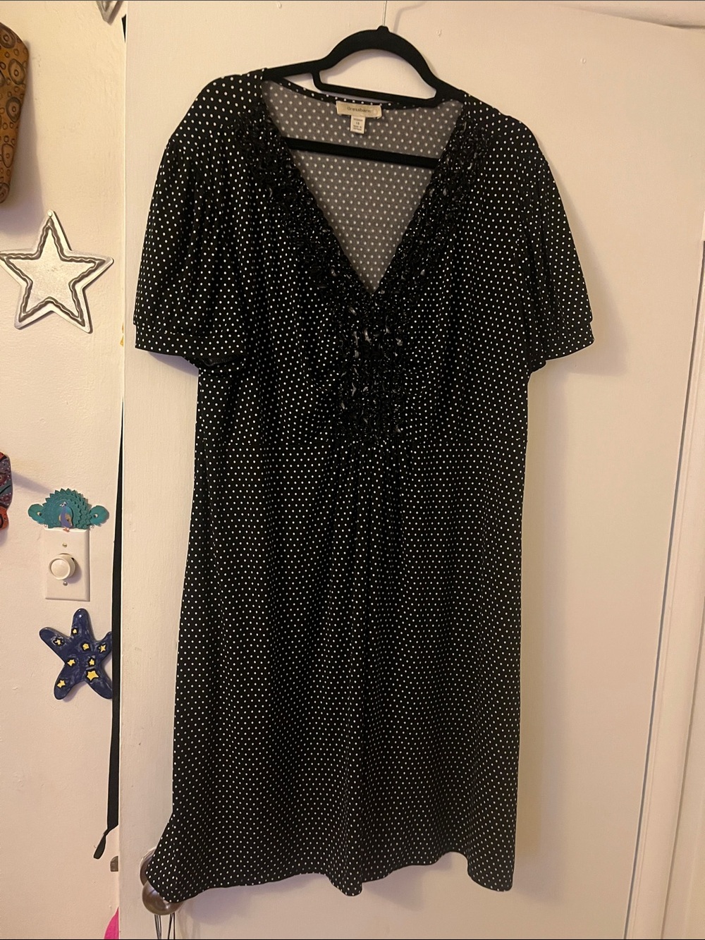 Black Polka Dot Midi Dress uwith V-Neck and Short Sleeves
